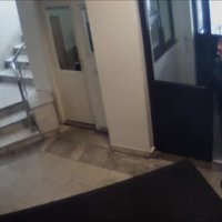 ВИДЕО: Зафиксирован момент кражи в офисе в Риге - помогите опознать вора
