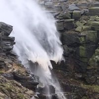 Сильнейший ветер заставил водопад течь в обратную сторону