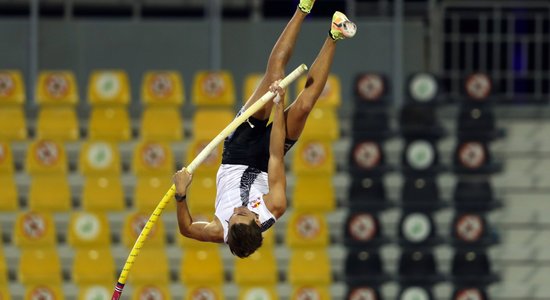 Duplantis sasniedz jaunu pasaules rekordu kārtslēkšanā