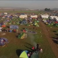 Drona video: Uz Maķedonijas robežas izaugusi migrantu nometne