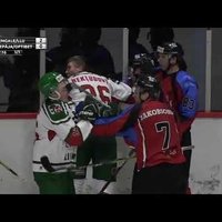 Video: 'Zemgale/LLU' hokejists Jākobsons kautiņā ātri uz ledus noliek pretinieku
