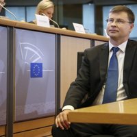 Dombrovskis: Monetārā politika neatrisinās visas problēmas