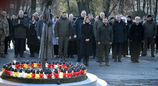 Foto: Zelenskis un Rinkēvičs Ukrainā piemin Holodomora upurus