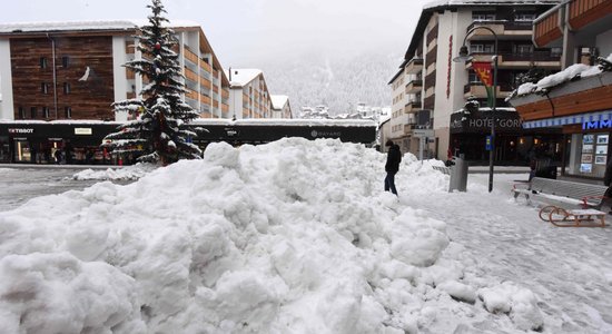 Sniega dēļ Šveices kalnu kūrortā iesprostoti 13 000 tūristu