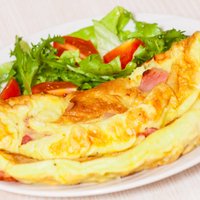 Omlete ar sieru, desu un pienu