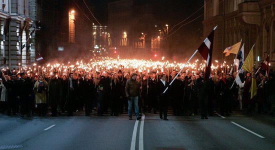 ФОТО, ВИДЕО: тысячи латвийцев вышли на факельное шествие