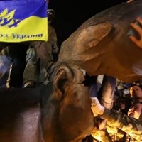 Harkovā nojauc lielāko Ļeņina pieminekli Ukrainā