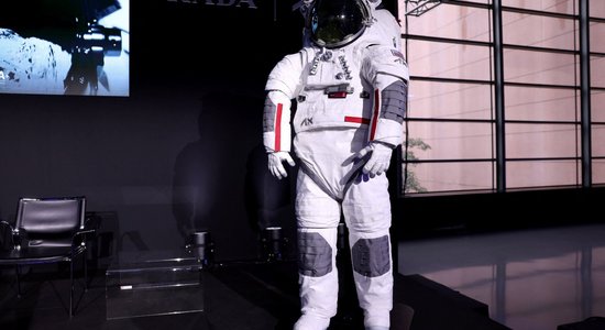 Модный дома Prada и Axiom Space показали скафандр для Луны