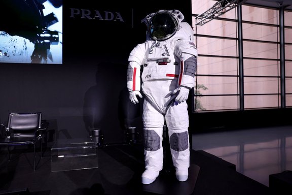 Модный дома Prada и Axiom Space показали скафандр для Луны