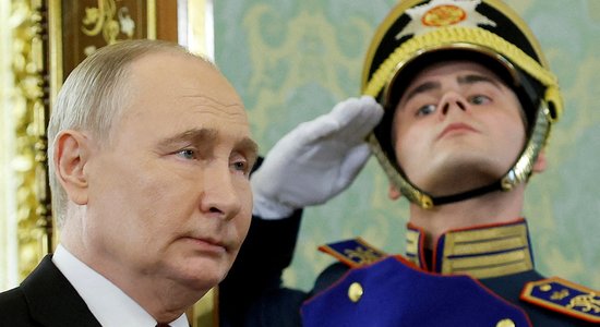 Kamēr Rietumi glābj Krieviju no sakāves, Putins salīdzina sevi ar caru, secina eksperts