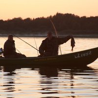 На большом латвийском озере пропал рыбак