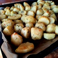 Cepeškrāsnī cepti jaunie kartupeļi ar kraukšķīgu garoziņu un ķiploku mērci