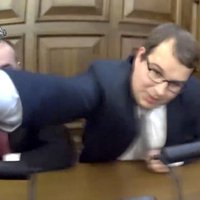 Video: Kaimiņš Saeimā saķeras ar deputātu Putru