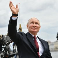 Putins pirms vēlēšanām akceptē tiesībsargājošo iestāžu darbinieku un militārpersonu algu palielināšanu