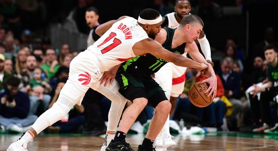 "Celtics" bez Porziņģa sagrauj neveiksmju joslā esošo "Raptors"