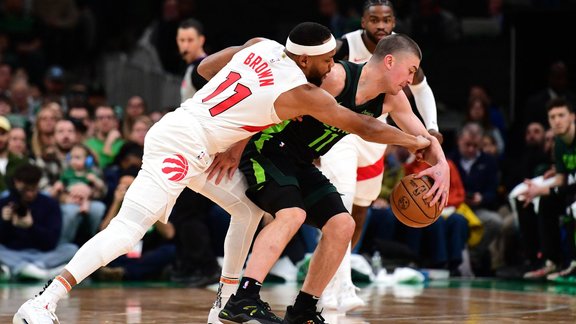 "Celtics" bez Porziņģa sagrauj neveiksmju joslā esošo "Raptors"