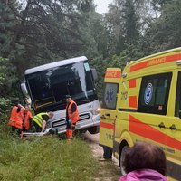 Ropažos avarē pasažieru autobuss; vadītājam pie stūres kļuvis slikti (plkst. 12.09)