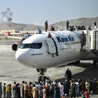 Haosa dēļ ASV spiesta apturēt evakuāciju no Kabulas lidostas