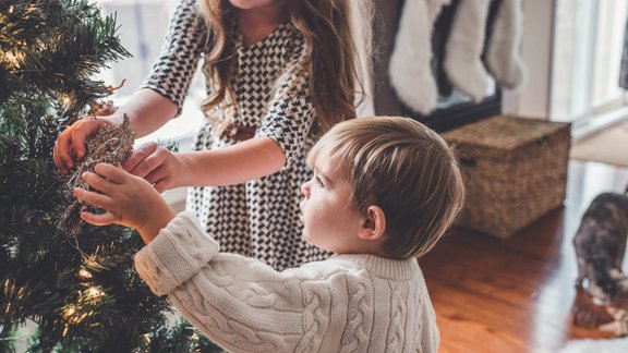 bērni mazulis eglīte rotājumi Ziemassvētki Advente