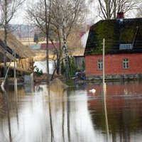 Plūdi Latvijā: applūst Pļaviņas; VUGD pulcē papildspēkus