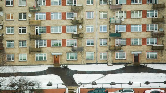 apbūve , daudzīvokļu ēka , dzīvojamā ēka , hruščovka , logi , mašīnas , mājas , piecstāvu ēka , pilsēta , ēka