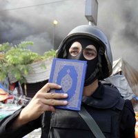 Pēc asiņainās trešdienas Ēģiptes premjers slavē policiju
