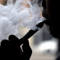 Slimnīcās Anglijā vajadzētu pārdot e-cigaretes, uzskata asociācija