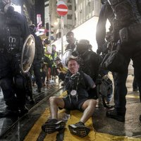 Foto: Honkongā pret protestētājiem laiž darbā asaru gāzi un ūdens lielgabalus