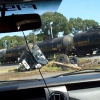 Video: Vilcienam ASV pilnā ātrumā ieskrienot kravas auto, brīnumainā kārtā nav upuru
