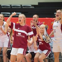 Latvijas U-17 basketbolistes izcīna pirmo uzvaru pasaules čempionāta spēlēs