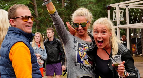 Foto: 'Positivus' apmeklētāji bauda vasarīgi rēno vakaru