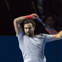 Gulbis Ženēvas ATP turnīra pirmajā kārtā pārtrauc desmit zaudējumu sēriju