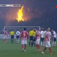 Video: serbu futbola fani sakur milzu ugunskurus stadionā
