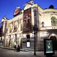 Foto: Latvijas Nacionālā teātra ēkas fasāde iemirdzas jaunās gaismās