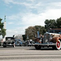 ФОТО, ВИДЕО: У памятника Свободы в Риге прошел парад ретроавтомобилей