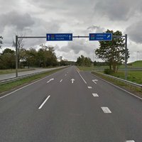 Krietni iereibis autovadītājs Salaspilī iebrauc grāvī