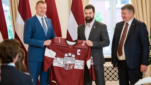 Hokejs, pasaules čempionāts 2023: Latvijas hokeja izlase viesojas Saeimā - 39