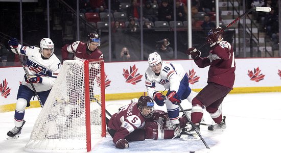 Latvijas U-20 hokeja izlase azartiskā cīņā pakutina nervus amerikāņiem