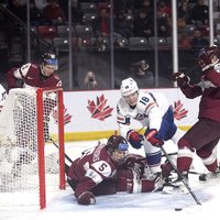 Latvijas U-20 hokeja izlase azartiskā cīņā pakutina nervus amerikāņiem