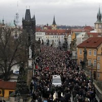 No Havela Prāgas pilī atvadās tūkstošiem cilvēku