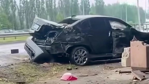 Video: Rīgā jaunietis ar BMW iebraucis ēkas sienā