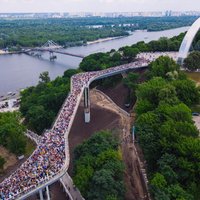 Kijevā atklāts gājēju tilts, kas piedāvā 212 metrus garu pastaigu virs pilsētas