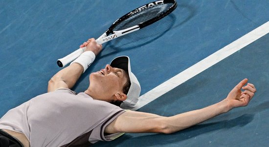 Sinners atspēlējas un piecu setu mačā izcīna savu pirmo 'Grand Slam' titulu