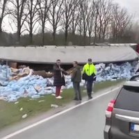Video: Uz Siguldas šosejas apgāzies smagais auto; ir viens bojāgājušais