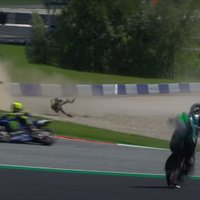 Video: Viena no biedējošākajām 'MotoGP' avārijām pēdējos gados
