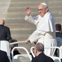 Глава Ватикана отказался от "Папамобиля"