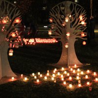 ФОТО: Цветы, свечи, фейерверк – как елгавчане отметили День независимости Латвии