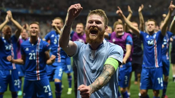 Iceland s midfielder Aron Gunnarsson