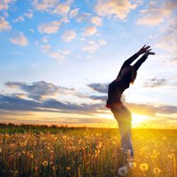 Sāc rītu ar enerģisku jogas vingrojumu sēriju – sveicienu saulei
