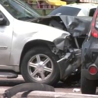 Video: Pakaļdzīšanās ASV noslēdzas ar vairāku automašīnu sadursmi